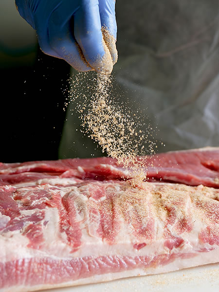 飛騨高山PLEASUREポークは、バークシャー種と独自配合でつくりあげたオリジナルの飛騨産の豚肉