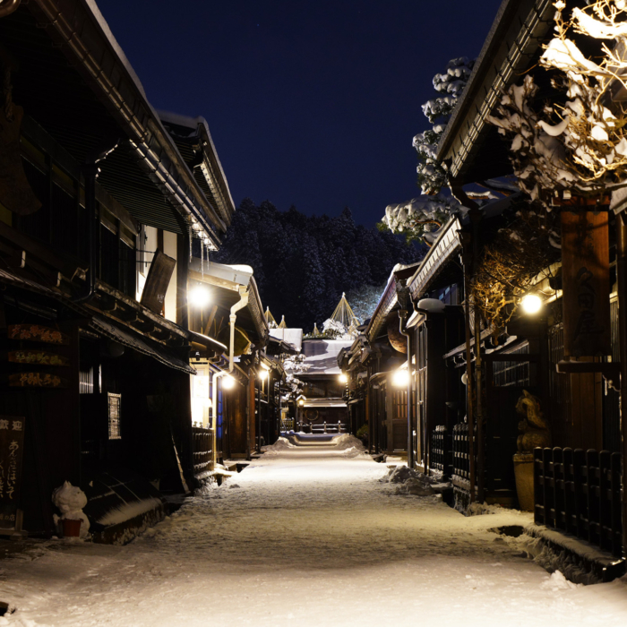 The season when snow begins to blanket the old townscape. Warm drinks at Takayama Cafe.