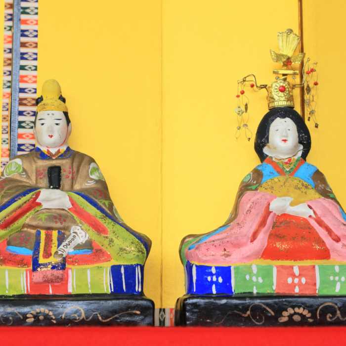 雛人形が彩る古い町並み。散策の合間のひと休みは、高山カフェで。