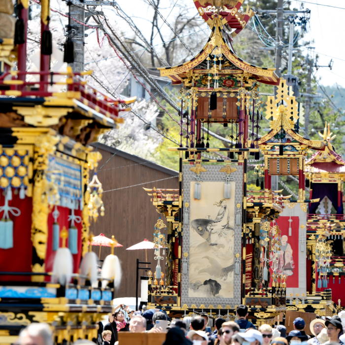 春の高山祭。祭りの賑わいと、心安らぐ一杯を。