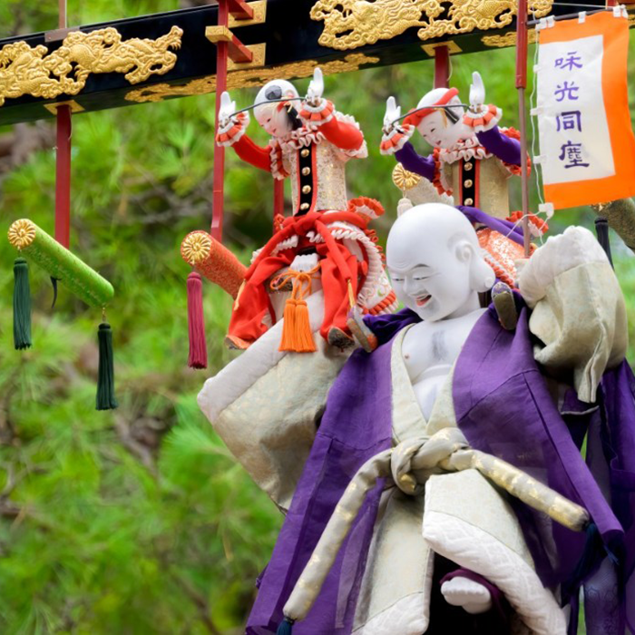 絢爛豪華な「秋の高山祭」。屋台巡りの合間は、温かなコーヒーでほっと一息。